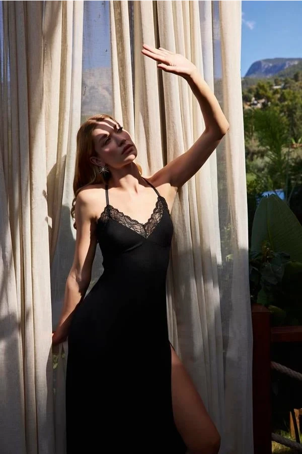 Arias Closet Dantelli ve Dekolteli Yırtmaçlı Gecelik