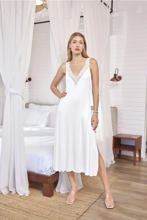Arias Closet Göğüs ve Sırt Dekolteli Dantelli ve Yırtmaçlı Gecelik