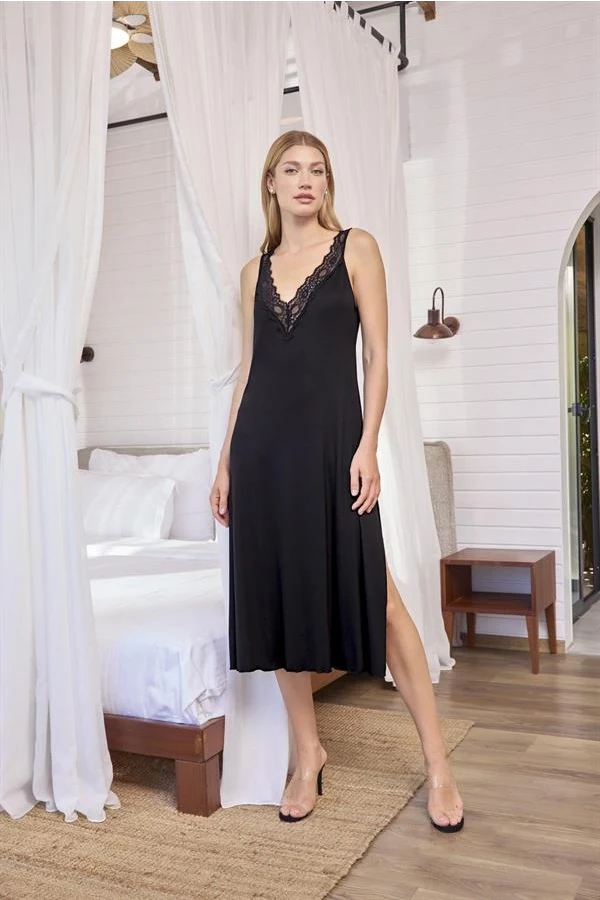 Arias Closet Göğüs ve Sırt Dekolteli Dantelli ve Yırtmaçlı Gecelik