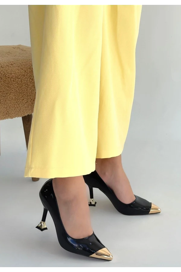 Artem Siyah Rugan Topuklu Ayakkabı