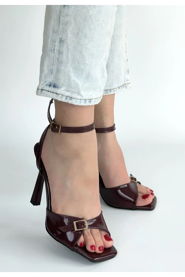 Hoste Bordo Rugan Topuklu Bilekten Kemerli Ayakkabı