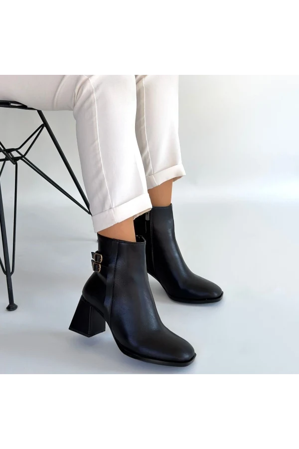 Kanda Siyah Cilt Topuklu Bot
