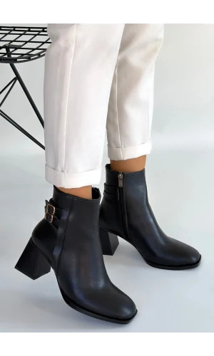 Kanda Siyah Cilt Topuklu Bot