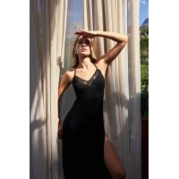 Arias Closet Dantelli ve Dekolteli Yırtmaçlı Gecelik