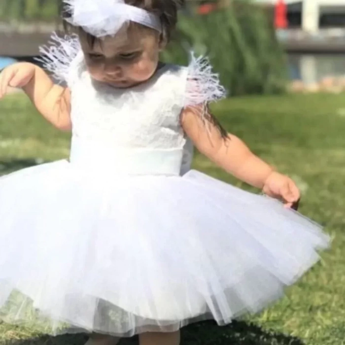 Kız Bebek Beyaz Güpür Ve Tüy Detaylı Kabarık Elbise