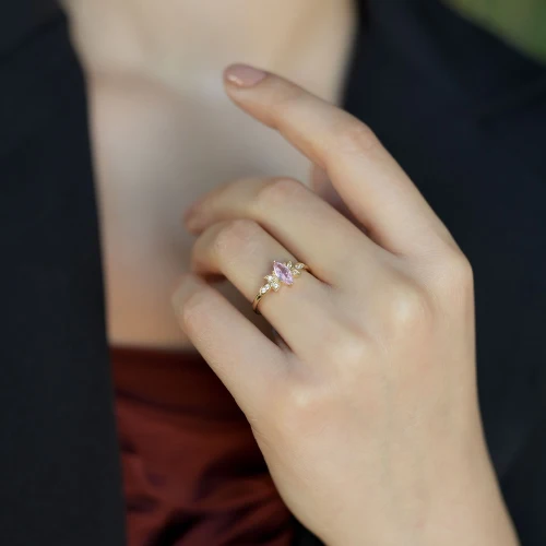 14 Ayar Pembe Taşlı Altın Yüzük