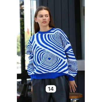 Beyaz kalp çizgili kazak saks mavisi