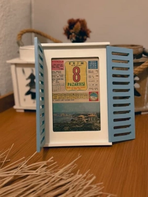 Mavi Pencere Çerçeve & İstediğiniz Tarihli Takvim Yaprağı