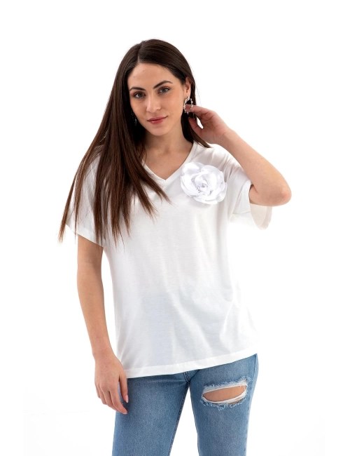 V Yaka Broş Gül Detaylı T-shirt - Beyaz