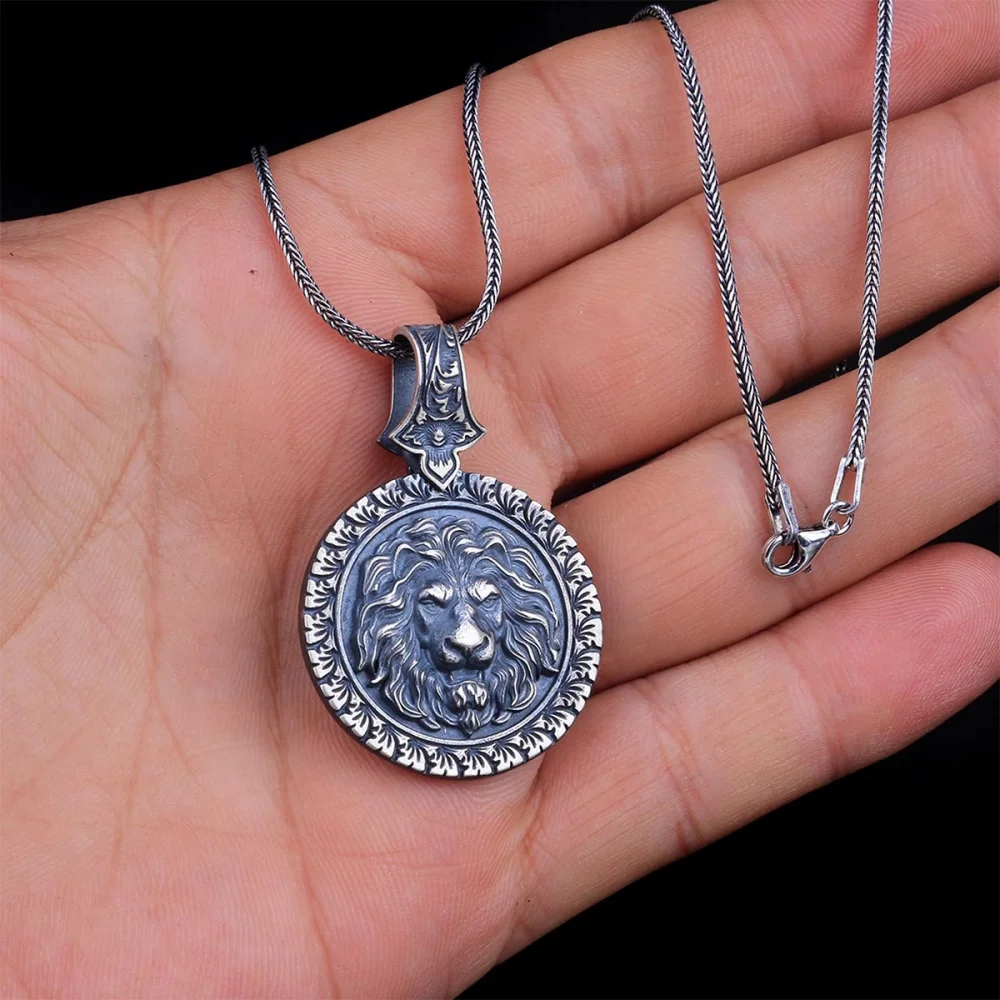 925 Ayar Kabartma Aslan Motifli Kalem İşleme Model Kolye