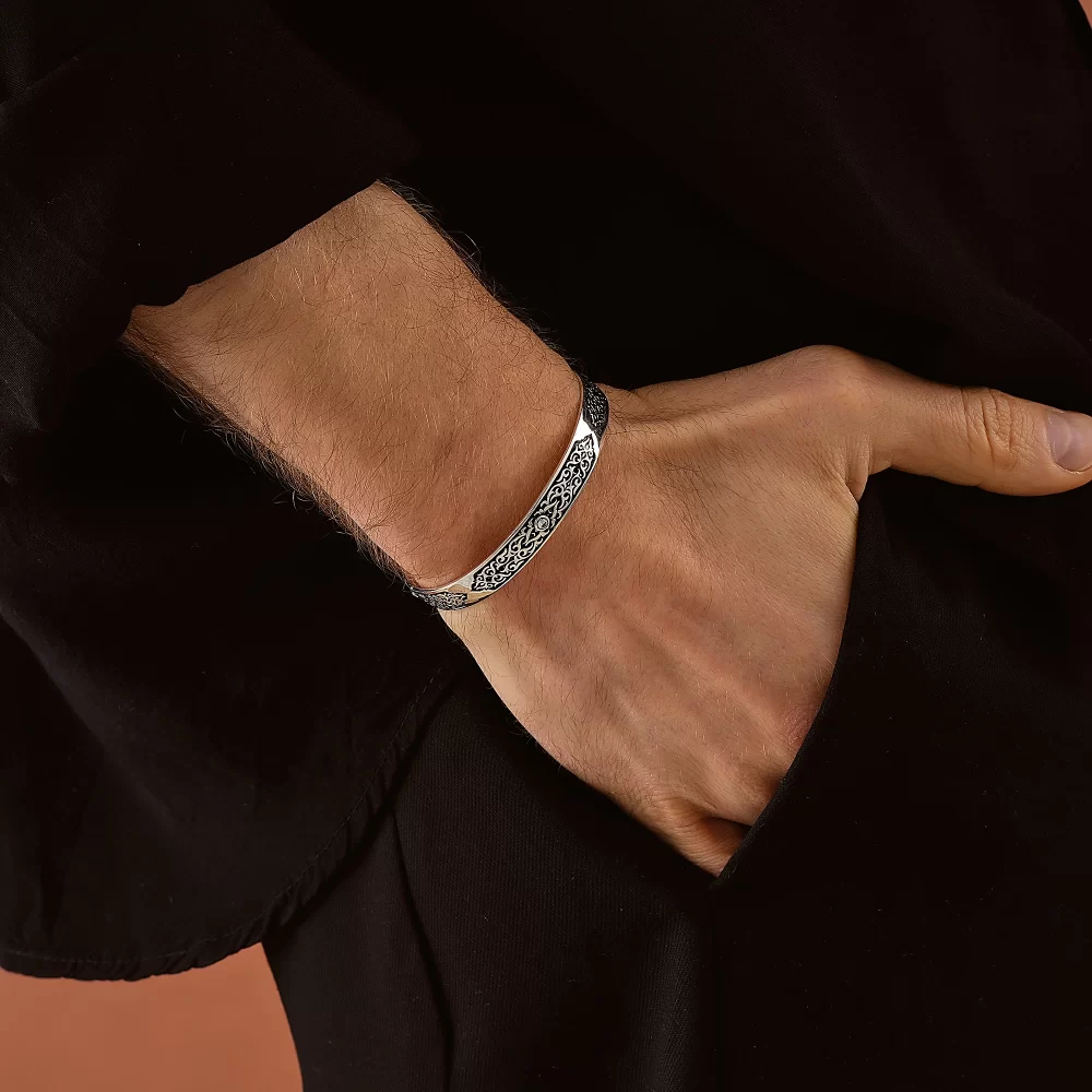 925 Ayar Zirkon Taşı Süslemeli Motifli Kelepçe Bileklik - Silver