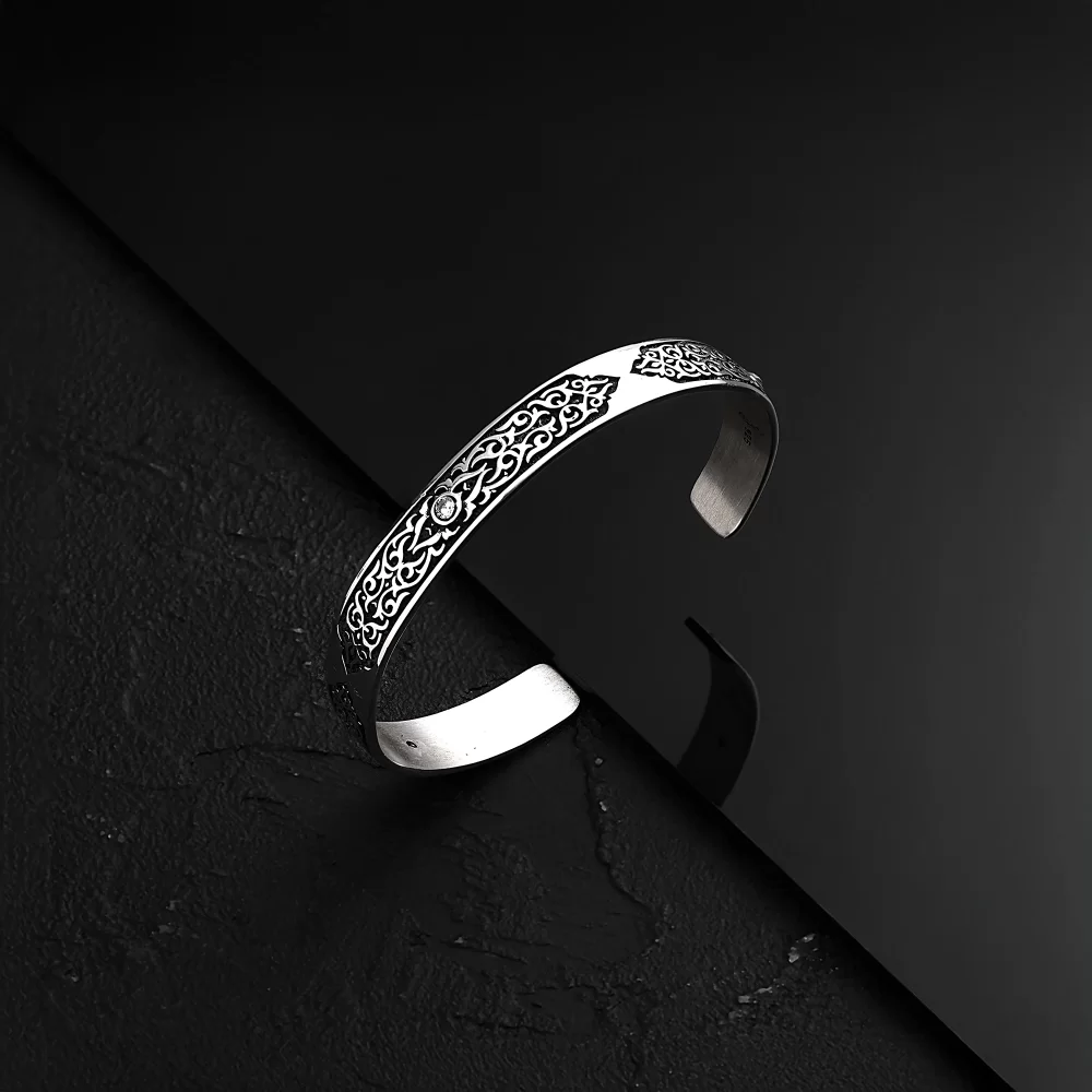 925 Ayar Zirkon Taşı Süslemeli Motifli Kelepçe Bileklik - Silver