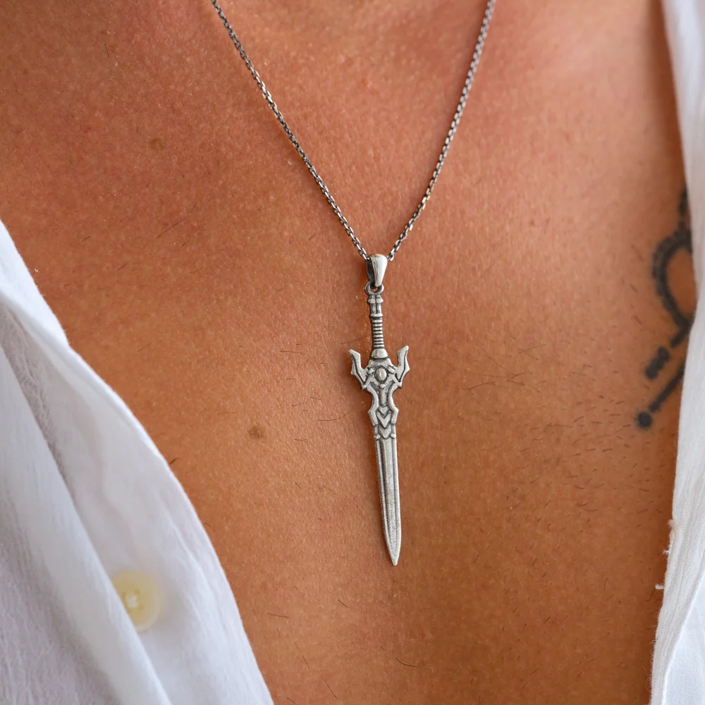 925 Ayar Gümüş Tribal Desenli Kılıç Kolye