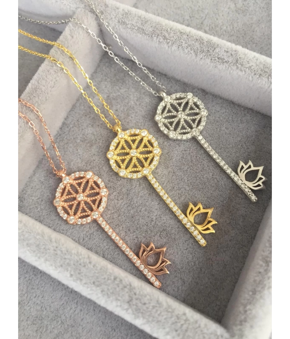 925 Ayar Gümüş Taşlı Lotus Çiçekli Anahtar Kolye