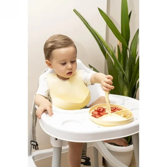 Sarı 3’lü Silikon Yemek Seti – Önlük + Diş Kaşıyıcılı Kaşık + Vakumlu Tabak