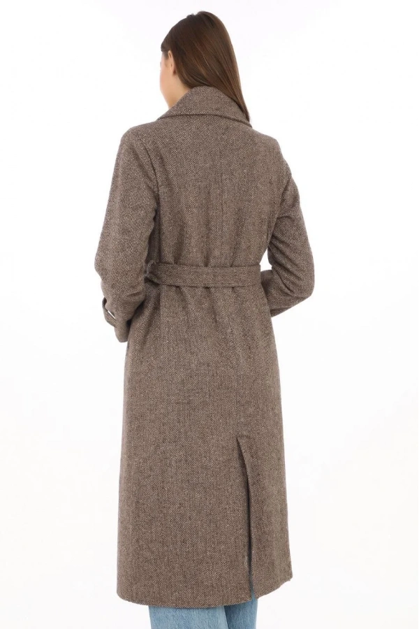 Kadın Balık Sırtı Yünlü Dokuma Kaşe Kaban – Kruvaze Yaka, Kuşaklı, Cepli, Astarlı Uzun Boy Tesettür Şık Kışlık Kaşe Kaban Modeli - Vizon