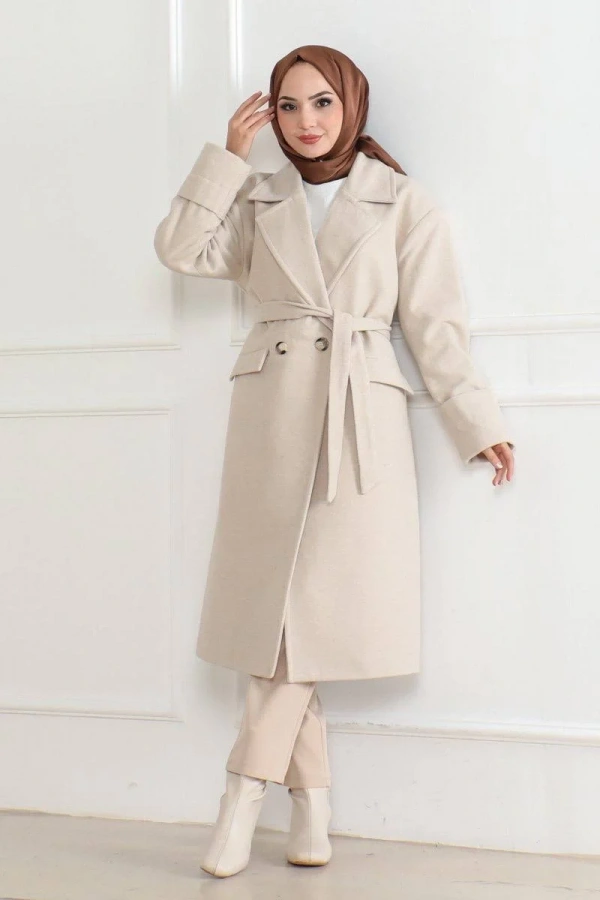 Kadın Kaşe Kaban – Uzun Boy Kruvaze Yaka Kuşaklı Tesettür Kaşe Kışlık Kaban, Astarlı Şık Yünlü Dokuma Oversize Rahat Kalıp Cepli Düğmeli Modern Kap Modeli - Bej