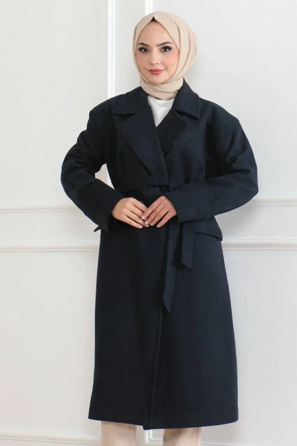 Kadın Kaşe Kaban – Uzun Boy Kruvaze Yaka Kuşaklı Tesettür Kaşe Kışlık Kaban, Astarlı Şık Yünlü Dokuma Oversize Rahat Kalıp Cepli Düğmeli Modern Kap Modeli - Lacivert