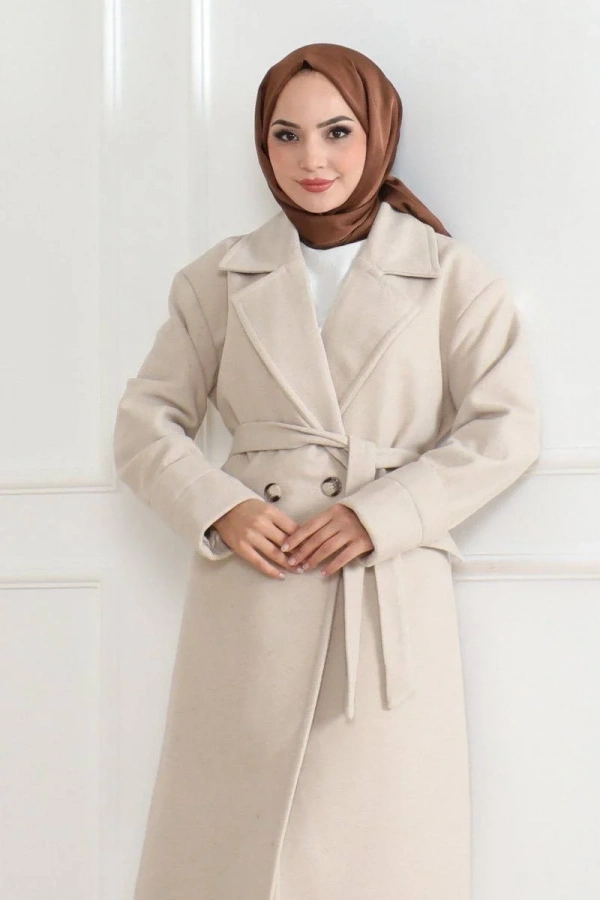 Kadın Kaşe Kaban – Uzun Boy Kruvaze Yaka Kuşaklı Tesettür Kaşe Kışlık Kaban, Astarlı Şık Yünlü Dokuma Oversize Rahat Kalıp Cepli Düğmeli Modern Kap Modeli - Bej