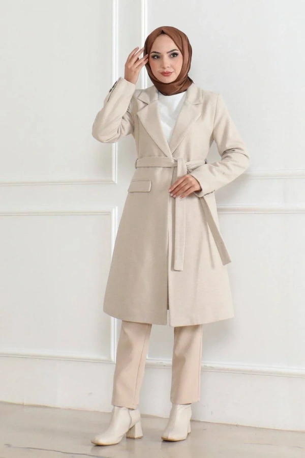 Kadın Kaşe Kaban – Uzun Boy Kruvaze Yaka, Kuşaklı Tesettür Kışlık Kaban, Astarlı Şık Yünlü Dokuma Oversize Rahat Kalıp, Cepli Modern Kaşe Mont Modeli - Bej