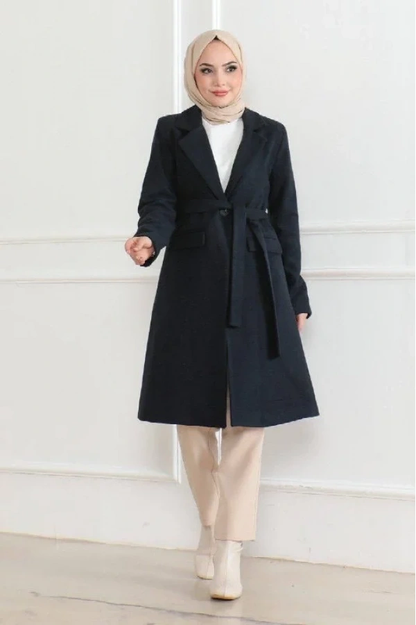 Kadın Kaşe Kaban – Uzun Boy Kruvaze Yaka, Kuşaklı Tesettür Kışlık Kaban, Astarlı Şık Yünlü Dokuma Oversize Rahat Kalıp, Cepli Modern Kaşe Mont Modeli - Lacivert