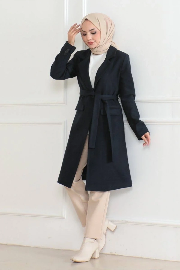 Kadın Kaşe Kaban – Uzun Boy Kruvaze Yaka, Kuşaklı Tesettür Kışlık Kaban, Astarlı Şık Yünlü Dokuma Oversize Rahat Kalıp, Cepli Modern Kaşe Mont Modeli - Lacivert