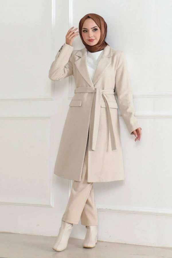 Kadın Kaşe Kaban – Uzun Boy Kruvaze Yaka, Kuşaklı Tesettür Kışlık Kaban, Astarlı Şık Yünlü Dokuma Oversize Rahat Kalıp, Cepli Modern Kaşe Mont Modeli - Bej