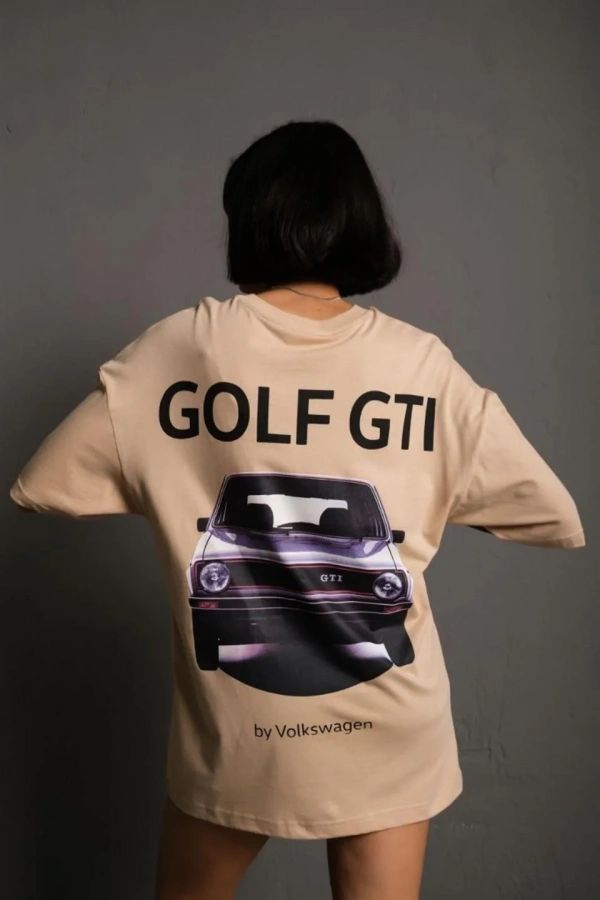 Kadın Oversize Baskılı Tişört – Golf GTI Retro Araba Desenli, Ön & Arka Dijital Baskı, Sokak Modası Stil - Bej