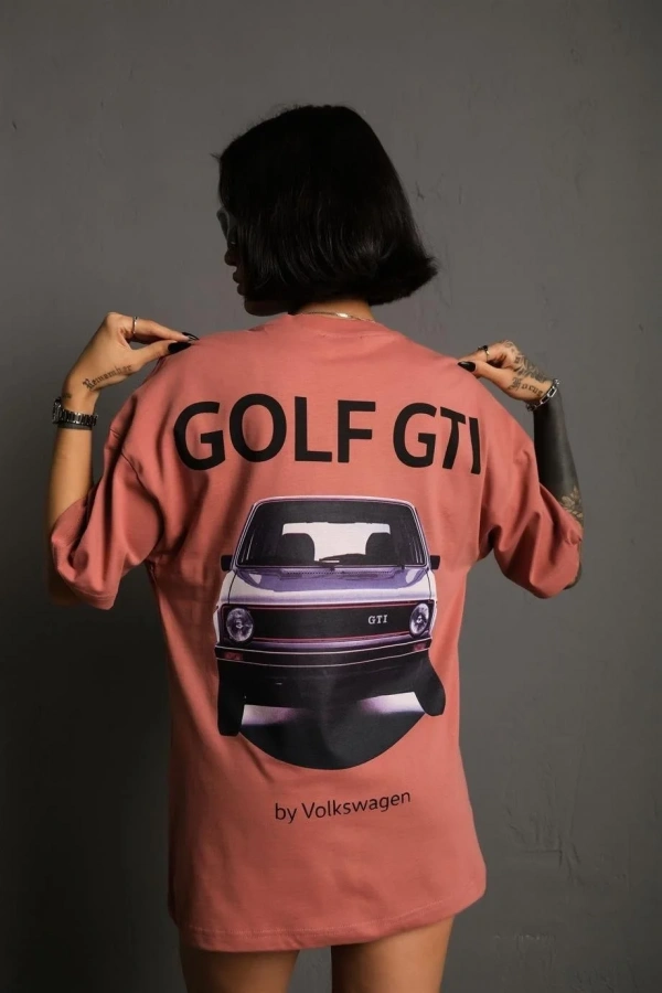 Kadın Oversize Baskılı Tişört – Golf GTI Retro Araba Desenli, Ön & Arka Dijital Baskı, Sokak Modası Stil- Gül Kurusu
