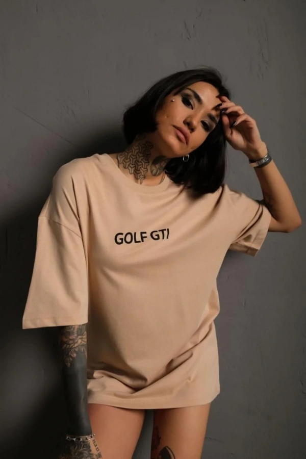 Kadın Oversize Baskılı Tişört – Golf GTI Retro Araba Desenli, Ön & Arka Dijital Baskı, Sokak Modası Stil - Bej