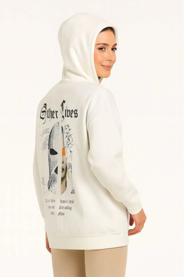 Kadın Oversize Üç İplik Şardonlu Kapüşonlu Sweatshirt – Beyaz “Other Lives” Ön ve Arka Baskılı, Kanguru Cepli, Ribanalı Rahat Kışlık Model Beyaz