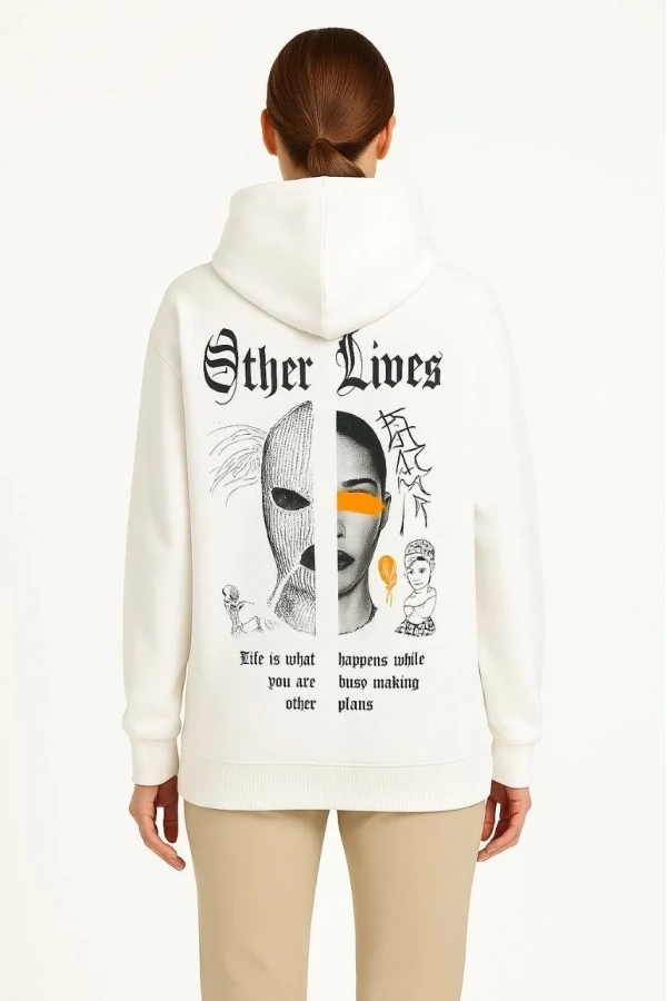 Kadın Oversize Üç İplik Şardonlu Kapüşonlu Sweatshirt – Beyaz “Other Lives” Ön ve Arka Baskılı, Kanguru Cepli, Ribanalı Rahat Kışlık Model Beyaz