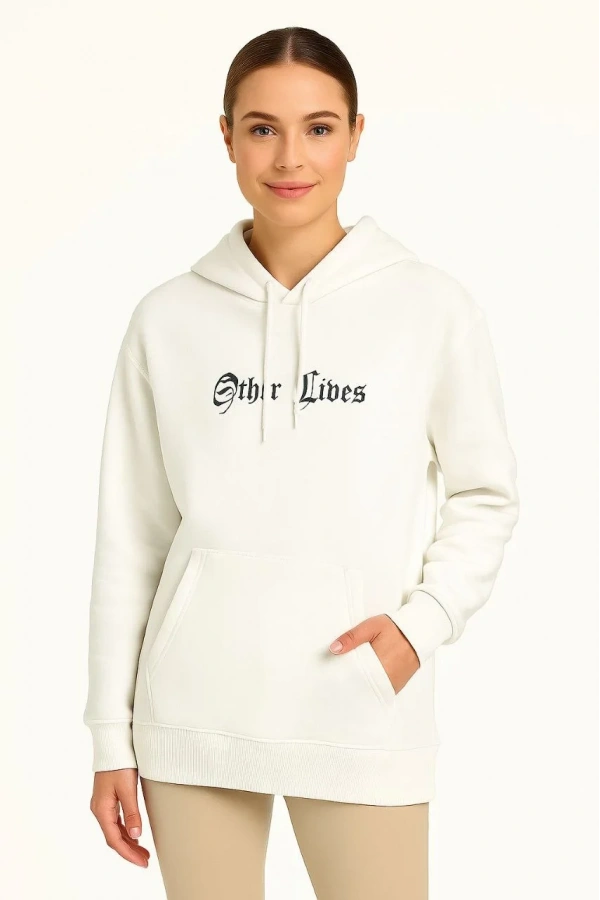 Kadın Oversize Üç İplik Şardonlu Kapüşonlu Sweatshirt – Beyaz “Other Lives” Ön ve Arka Baskılı, Kanguru Cepli, Ribanalı Rahat Kışlık Model Beyaz