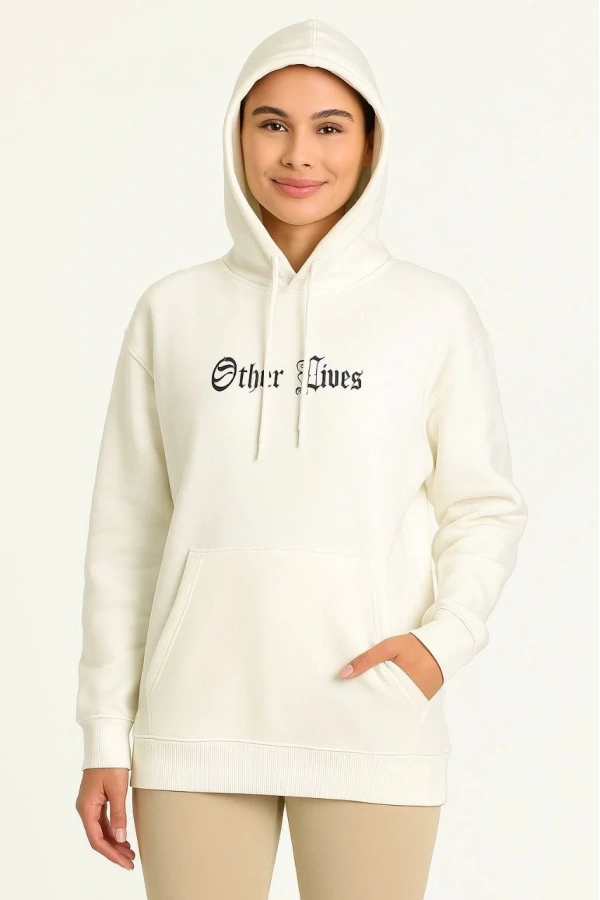 Kadın Oversize Üç İplik Şardonlu Kapüşonlu Sweatshirt – Beyaz “Other Lives” Ön ve Arka Baskılı, Kanguru Cepli, Ribanalı Rahat Kışlık Model Beyaz