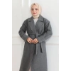 Kadın Kaşe Kaban – Uzun Boy Kruvaze Yaka Kuşaklı Tesettür Kaşe Kışlık Kaban, Astarlı Şık Yünlü Dokuma Oversize Rahat Kalıp Cepli Düğmeli Modern Kap Modeli - Gri