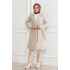 Kadın Kaşe Kaban – Uzun Boy Kruvaze Yaka, Kuşaklı Tesettür Kışlık Kaban, Astarlı Şık Yünlü Dokuma Oversize Rahat Kalıp, Cepli Modern Kaşe Mont Modeli - Bej