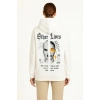Kadın Oversize Üç İplik Şardonlu Kapüşonlu Sweatshirt – Beyaz “Other Lives” Ön ve Arka Baskılı, Kanguru Cepli, Ribanalı Rahat Kışlık Model Beyaz