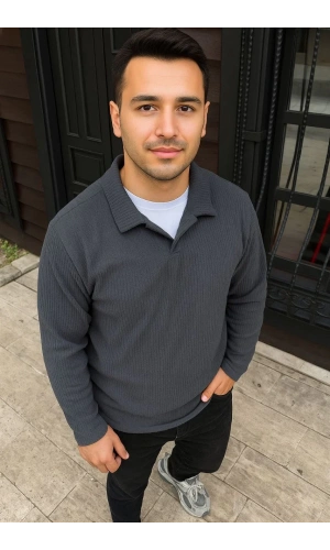 Erkek Fitilli Polar Sweatshirt – Düğmesiz Polo Yaka, Oversize Rahat Kalıp, Kalın Polar Kumaş, Kışlık ve Baharlık Şık Günlük Üst - Füme