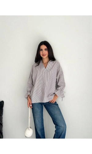 Kadın Arkası Asimetrik Yırtmaç Kesim Detaylı Cizgili Bluz Gömlek - Gri