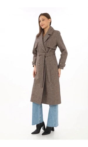 Kadın Balık Sırtı Yünlü Dokuma Kaşe Kaban – Kruvaze Yaka, Kuşaklı, Cepli, Astarlı Uzun Boy Tesettür Şık Kışlık Kaşe Kaban Modeli - Vizon