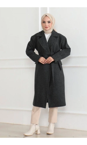 Kadın Kaşe Kaban – Uzun Boy 115 cm Kruvaze Yaka Kuşaklı Astarlı Kışlık Tesettür Kaban, Yünlü Dokuma Kaşmir Kumaş, Cepli Oversize Rahat Kalıp Şık Modern Kaban Mont Modeli (Günlük ve Özel Gün Kombinlerine Uygun) - Siyah