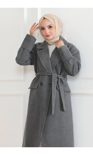 Kadın Kaşe Kaban – Uzun Boy Kruvaze Yaka Kuşaklı Tesettür Kaşe Kışlık Kaban, Astarlı Şık Yünlü Dokuma Oversize Rahat Kalıp Cepli Düğmeli Modern Kap Modeli - Gri