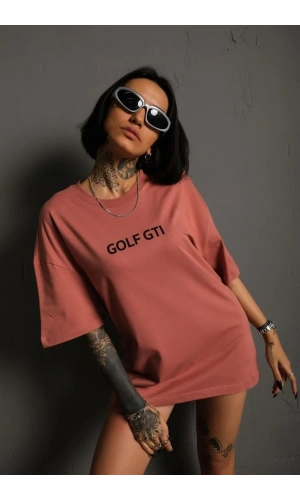 Kadın Oversize Baskılı Tişört – Golf GTI Retro Araba Desenli, Ön & Arka Dijital Baskı, Sokak Modası Stil- Gül Kurusu