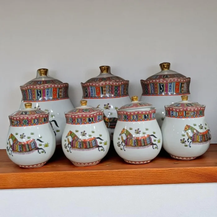 Etnik At Desenli Porselen Baharatlık Seti – 7 Parça