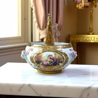 Altın Yaldızlı Figürlü El Yapımı Porselen Sepet – Kabartmalı Çiçek Detaylı