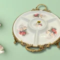 Limoge Çiçek Desenli Bölmeli Porselen Servis Tabağı – 39×32 cm (Altın Kulplu, Ayaklı, 4 Bölme + Sos Haznesi)