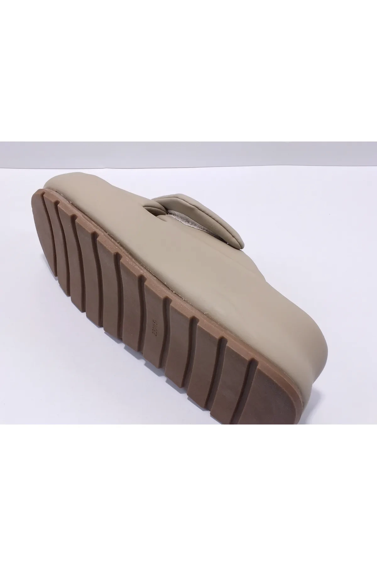 GUJA 25Y400-1 KADIN ÇAPRAZ CIRTLI KALIN TABAN TERLİK BEJ