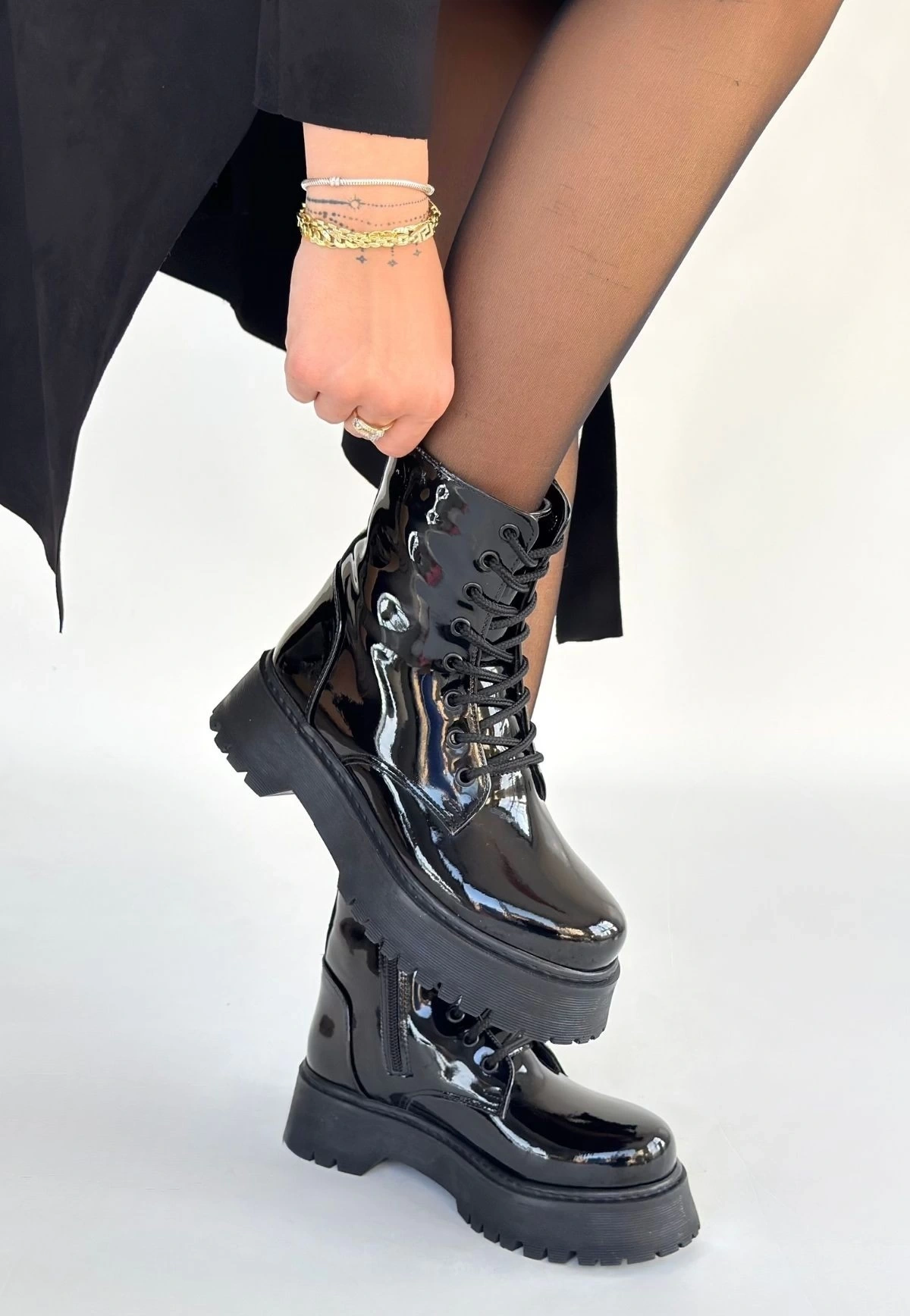 Jonni Siyah Rugan Bağcıklı Bot