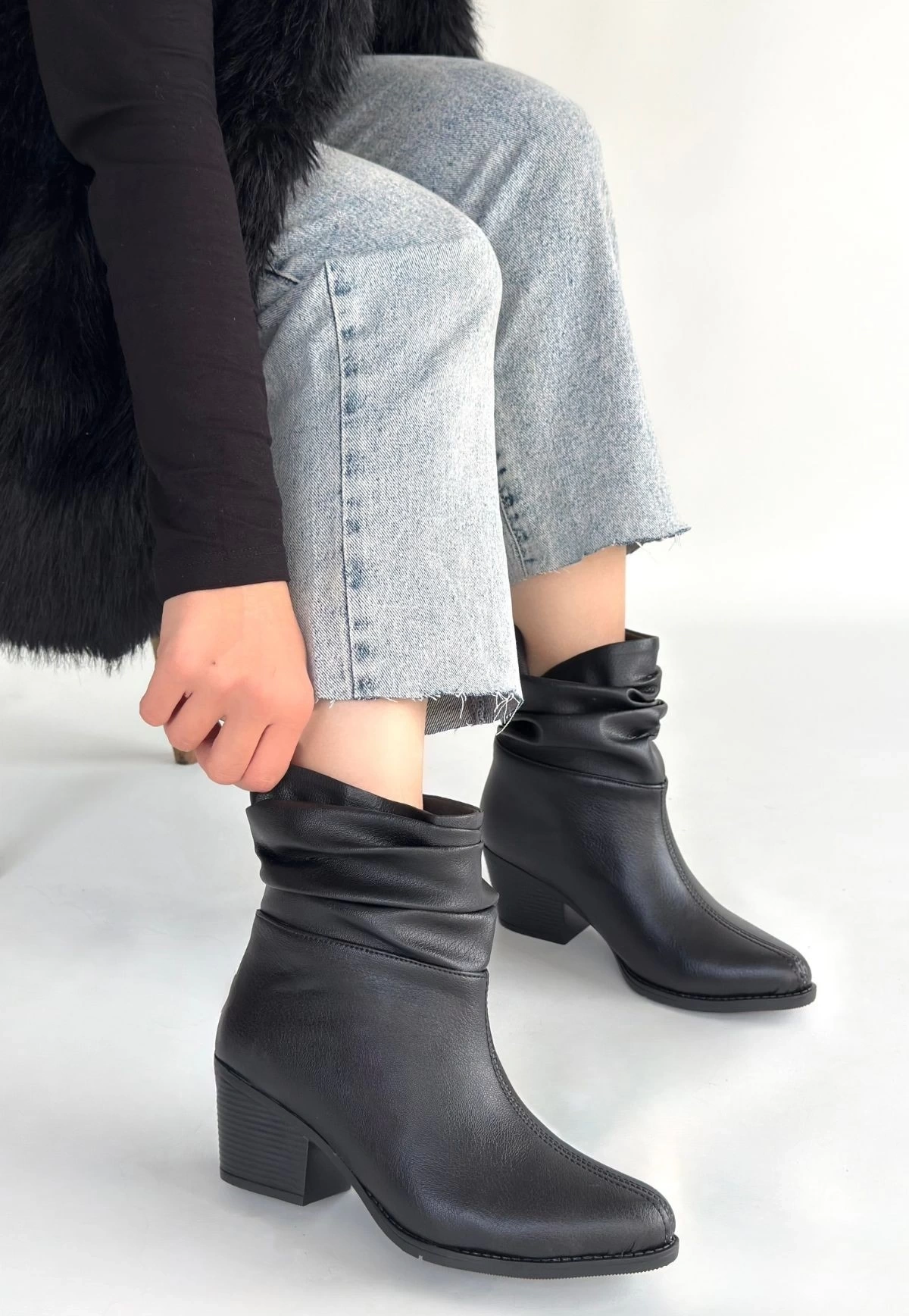 Lukana Siyah Cilt Topuklu Körüklü Bot