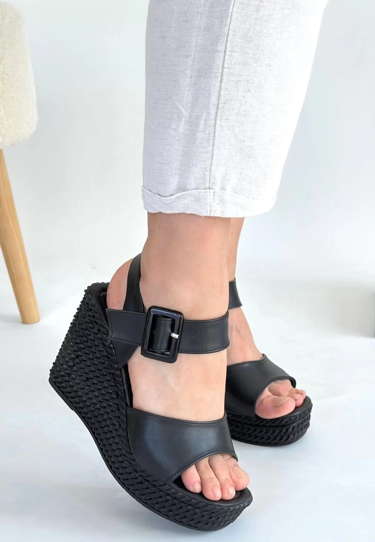 Wowo Siyah Cilt Dolgu Topuk Sandalet